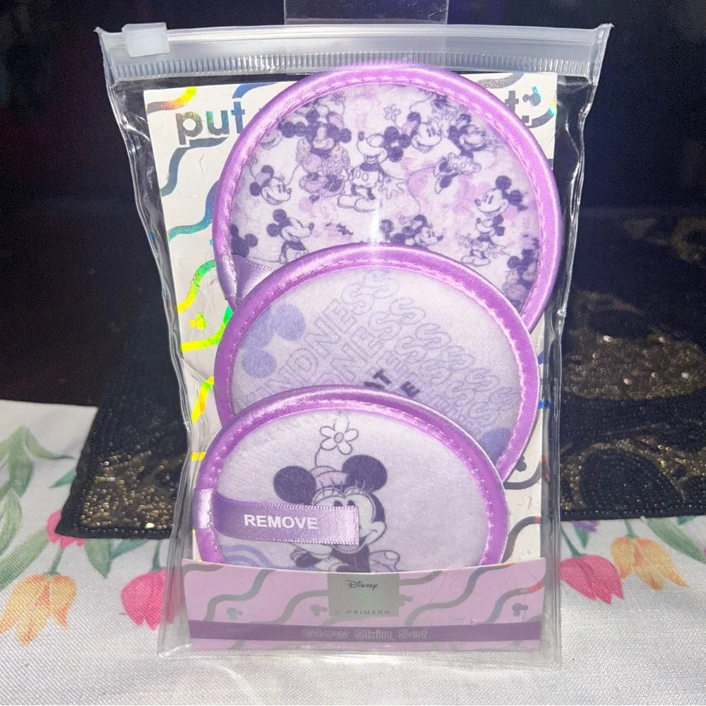 Disney Minnie Mouse reusable makeup remover pads .